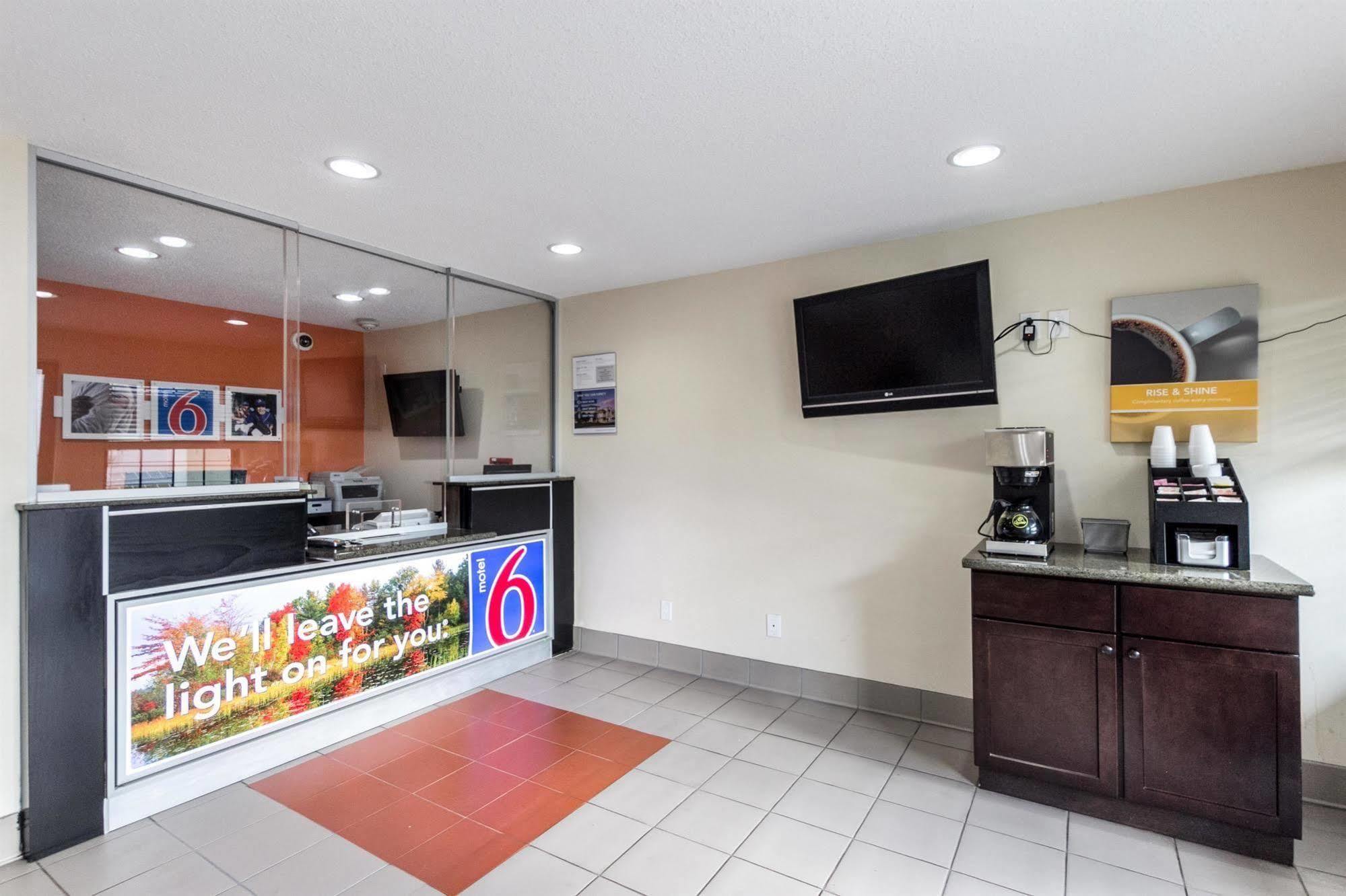 Motel 6 Нью-Брансуик Экстерьер фото