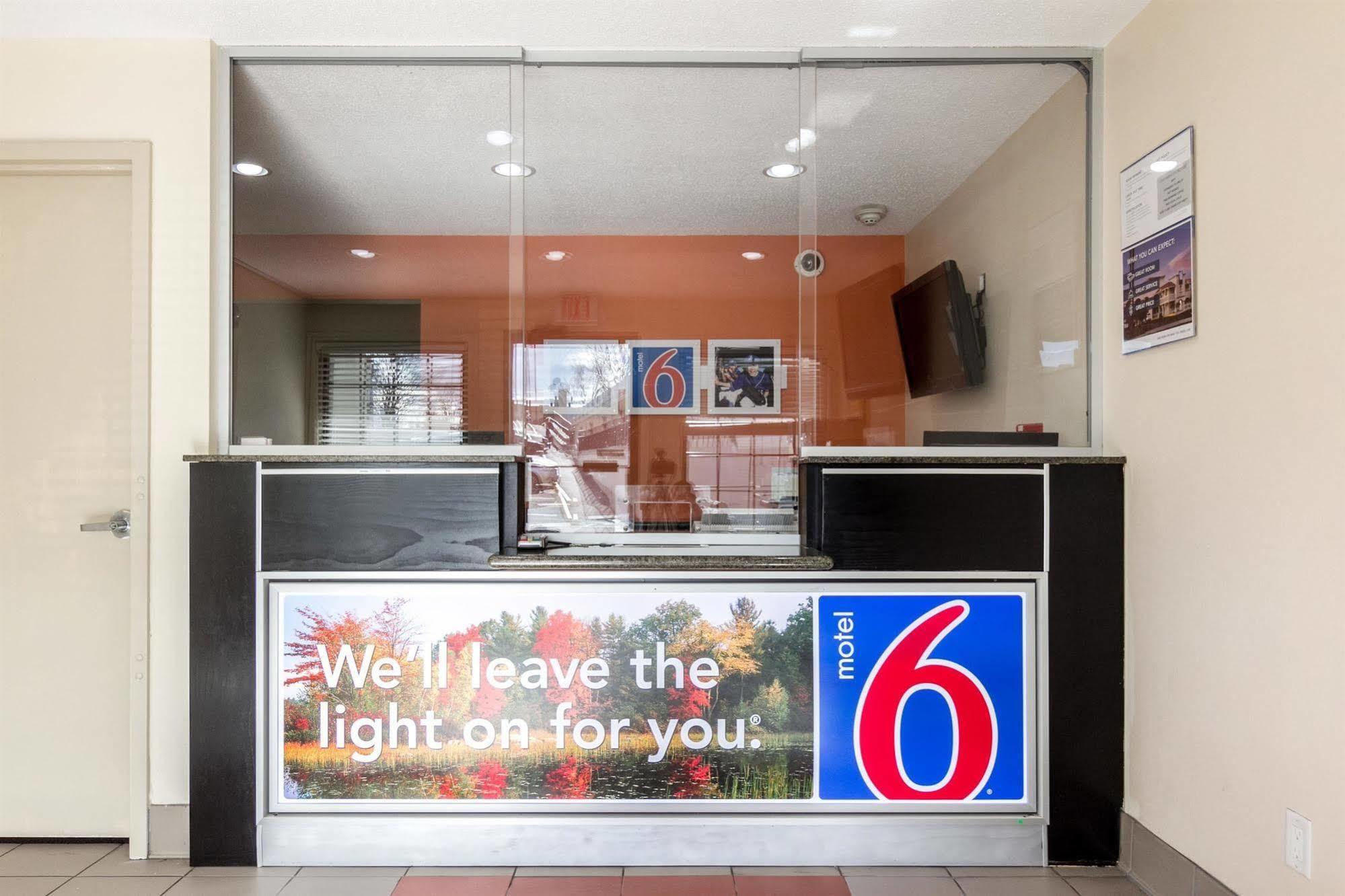 Motel 6 Нью-Брансуик Экстерьер фото